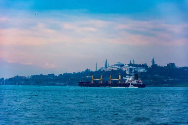 Barca sul mare di Marmara durante il periodo nuvoloso — Foto Stock