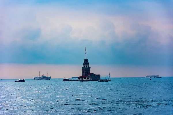 KIZ kulesi omgiven av båtar — Stockfoto
