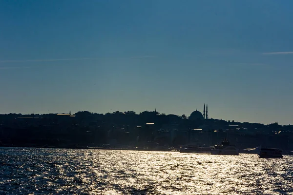Schöne silhouette eines teils von istanbul — Stockfoto