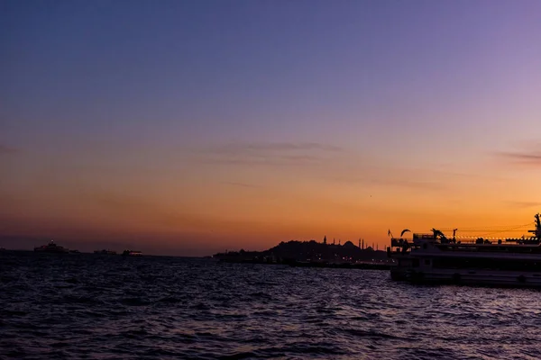 Vacker solnedgång över Istanbul staden — Stockfoto