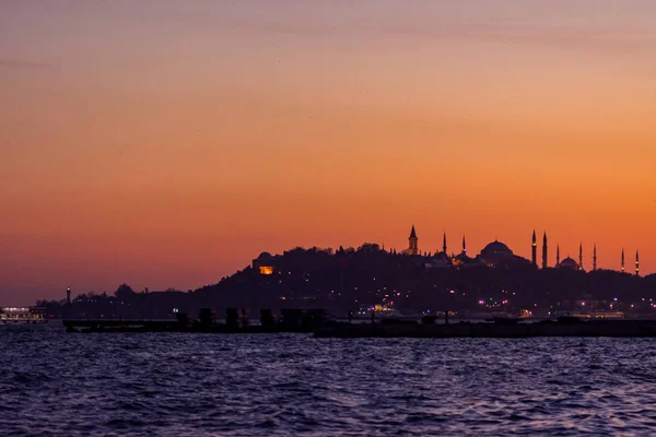 Belo pôr do sol sobre a cidade de Istambul — Fotografia de Stock