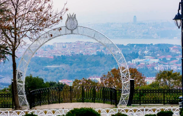 Vista a la ciudad de Estambul desde la colina de Camlica Imágenes de stock libres de derechos