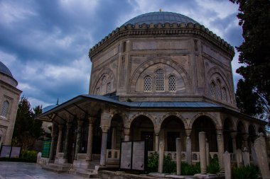 Süleymaniye Camii avlusunda türbe