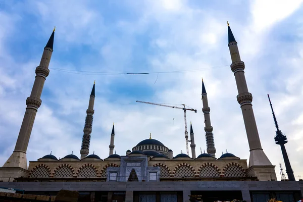 Istanbul'da yeni Cumhuriyeti Camii inşaatı 