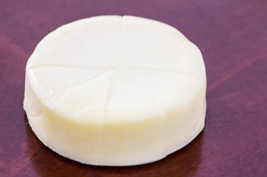 Masanın üzerine Türk peynir 