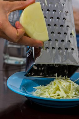 peynir parçalama kadın 