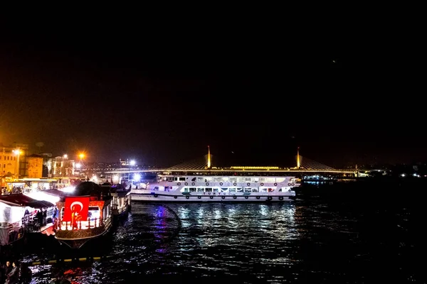 Puerto de Eminonu en Estambul — Foto de Stock