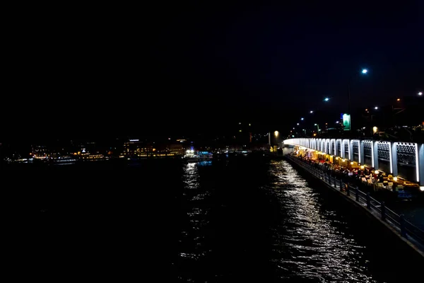 Restaurantes de peixe sob a ponte Galata — Fotografia de Stock