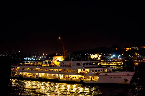 Nave Con Pasajeros Aligerar Por Noche Estambul Noviembre 2017 —  Fotos de Stock