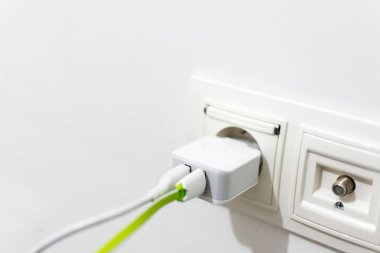 Telefonu şarj elektrik prizine 