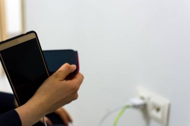 Kadın hollding iki cep telefonları