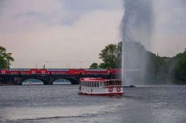 Köprü ve boath göle tren