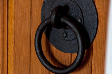 Kapıdaki metallik süsleme kilidi 