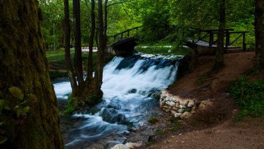 ahşap köprü altında şelale 