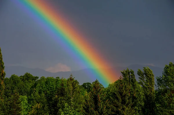 萨拉热窝上空的彩虹 免版税图库图片
