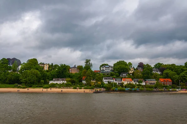 Район на берегу реки в Гамбурге — стоковое фото