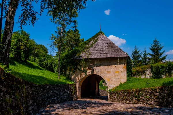 Вход в крепость в городе Градакац — стоковое фото