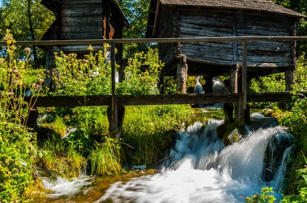Malé dřevěné vodní mlýn — Stock fotografie