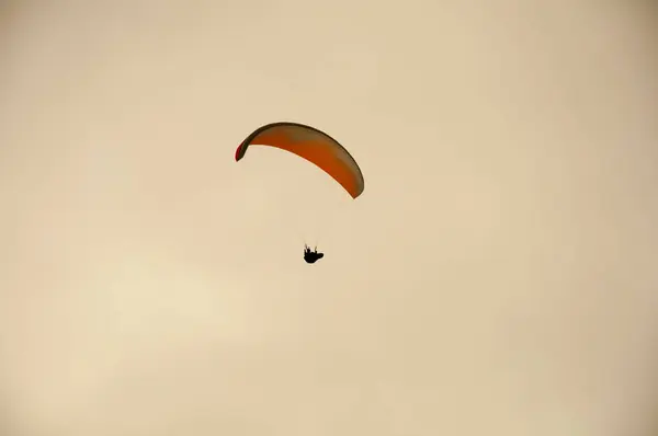 Imagen Paracaídas Con Paracaidista Cielo — Foto de Stock