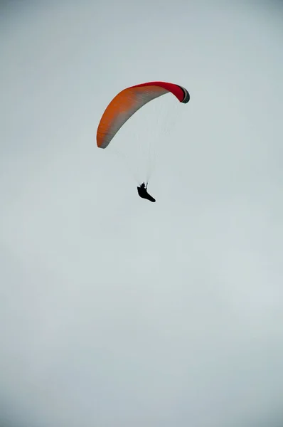 하늘에서 낙하산 Skydiver와 낙하산의 이미지 — 스톡 사진