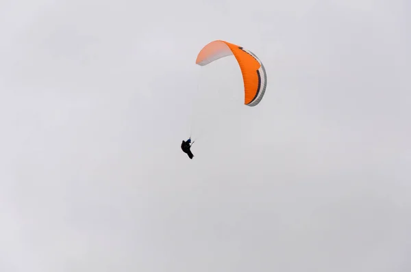 天空中伞兵跳伞的降落伞图像 — 图库照片