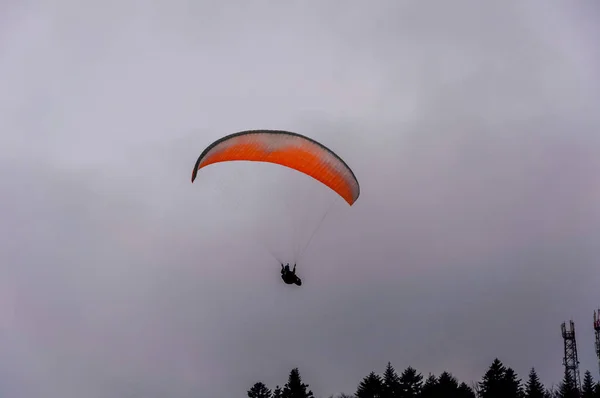 天空中伞兵跳伞的降落伞图像 — 图库照片