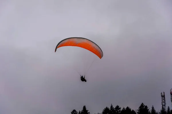 Bild Eines Fallschirms Mit Fallschirmspringer Himmel — Stockfoto