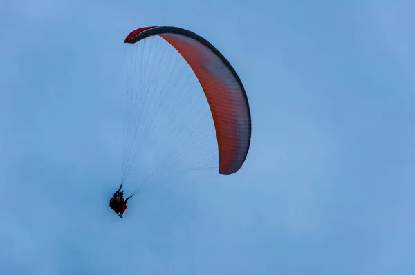 Bild Eines Fallschirms Mit Fallschirmspringer Himmel — Stockfoto