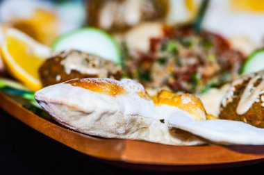 Masada güzel dekore edilmiş yemek bir düğün için servis