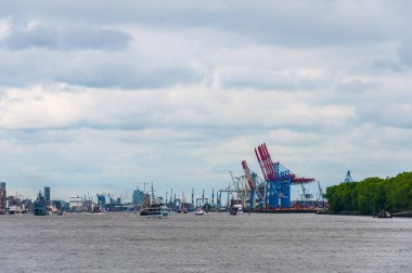 11 Mayıs 2014 Hamburg şehir ulaşım için kullanılan deniz araçları