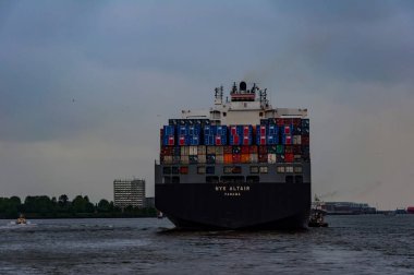 Hamburg Nehri üzerindeki kargo gemisi 11 Mayıs 2014