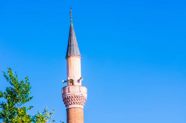 Minare ve ağaçlar gökyüzü 