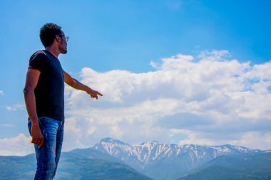 Genç adam gözlüklü siyah 