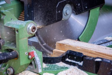 Man cutting wood using the circular saw