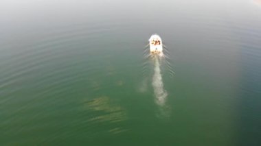 Bir Speedoat sularda geziyor ve insanlar eğleniyor.