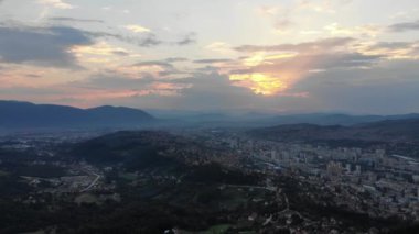 Saraybosna şehrinin gün batımında Trebeviç Dağı 'ndan havadan çekilmesi