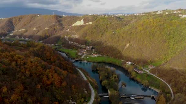 Kostelski Buk ein Wasserfall in der Nähe der Stadt Bihac — Stockvideo