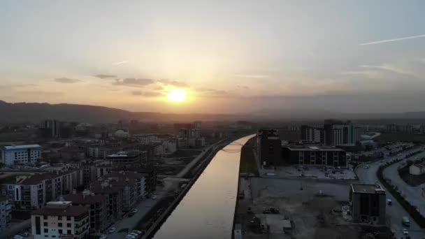 Аріальний вид міста Афйон з боку річки. — стокове відео