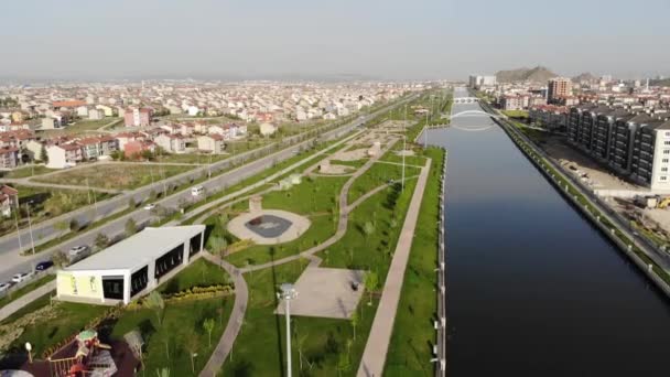 Arial Ansicht der Stadt Afyon von der Flussseite — Stockvideo