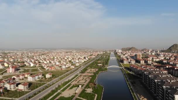 Arieel uitzicht van de stad Afyon vanaf de rivierkant — Stockvideo