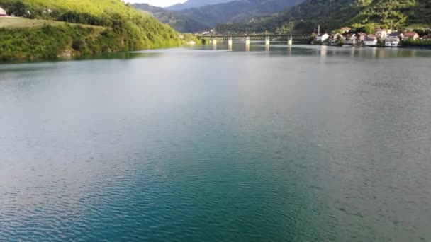 Mała łódź z turystami jadącymi po jeziorze Jablanica — Wideo stockowe