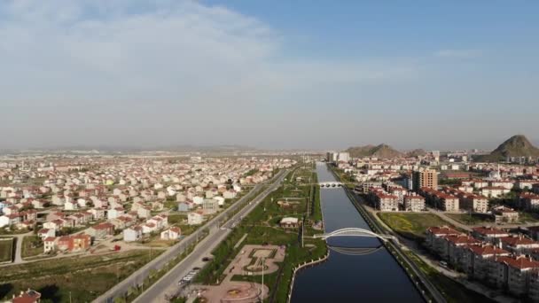 Arial Ansicht der Stadt Afyon von der Flussseite — Stockvideo