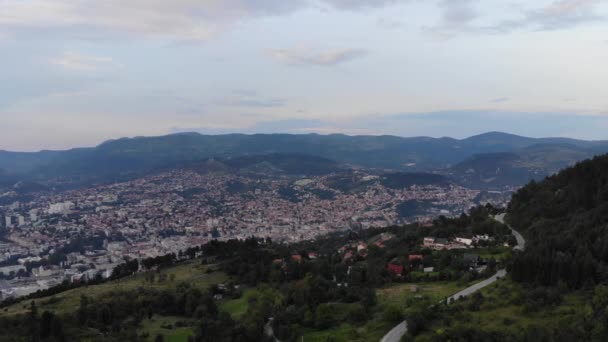 Saraybosna şehrinin Trebeviç Dağı 'ndan havadan çekilmesi — Stok video