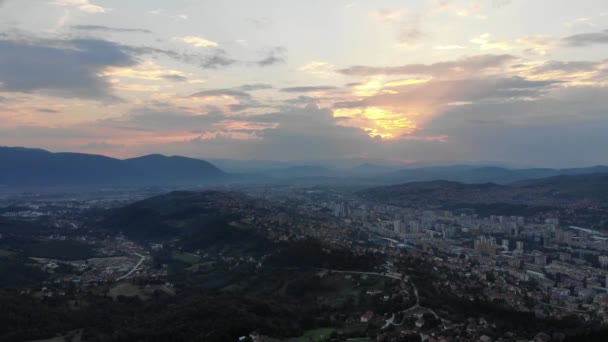 Flygfotografering av staden Sarajevo från berget Trebevic under solnedgången — Stockvideo
