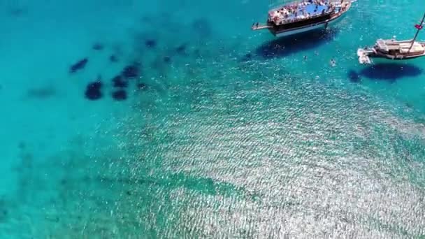 Стрельба с беспилотника, летящего над лодкой в Бодруме — стоковое видео
