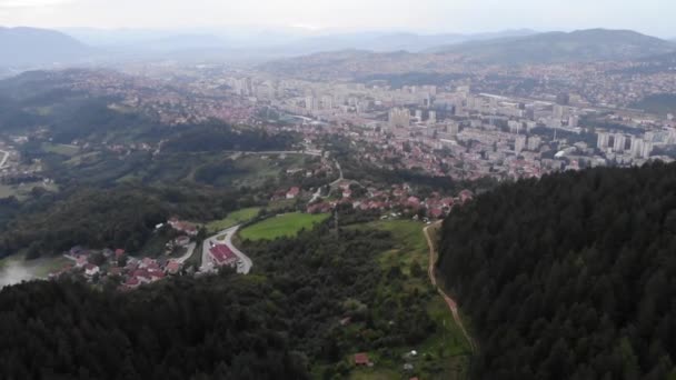 Ripresa aerea della città di Sarajevo dalla montagna Trebevic — Video Stock
