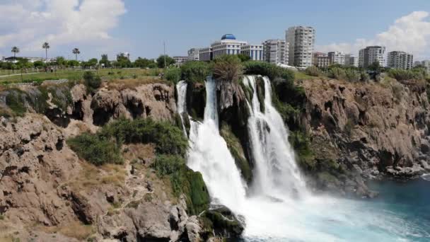 Gyönyörű vízesés Duden Antalya — Stock videók