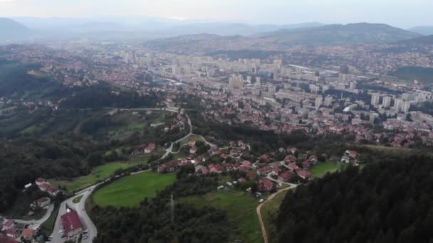 Saraybosna şehrinin Trebeviç Dağı 'ndan havadan çekilmesi — Stok video