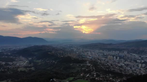 Flygfotografering av staden Sarajevo från berget Trebevic under solnedgången — Stockvideo