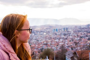 Bosna-Hersek 'in Saraybosna başkentine bakan kız